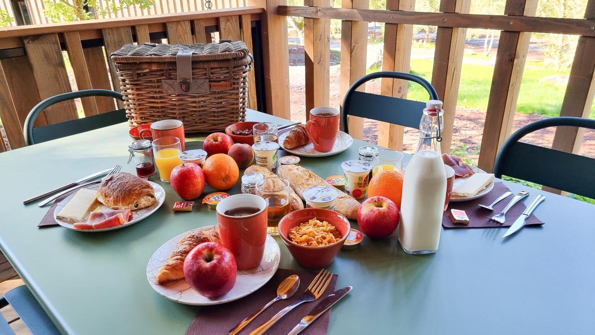 Hotel - Lodges De Lemptegy Сент-Орс Екстериор снимка